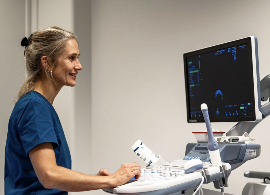 behandler-arbeidet-med-ultralydmaskin